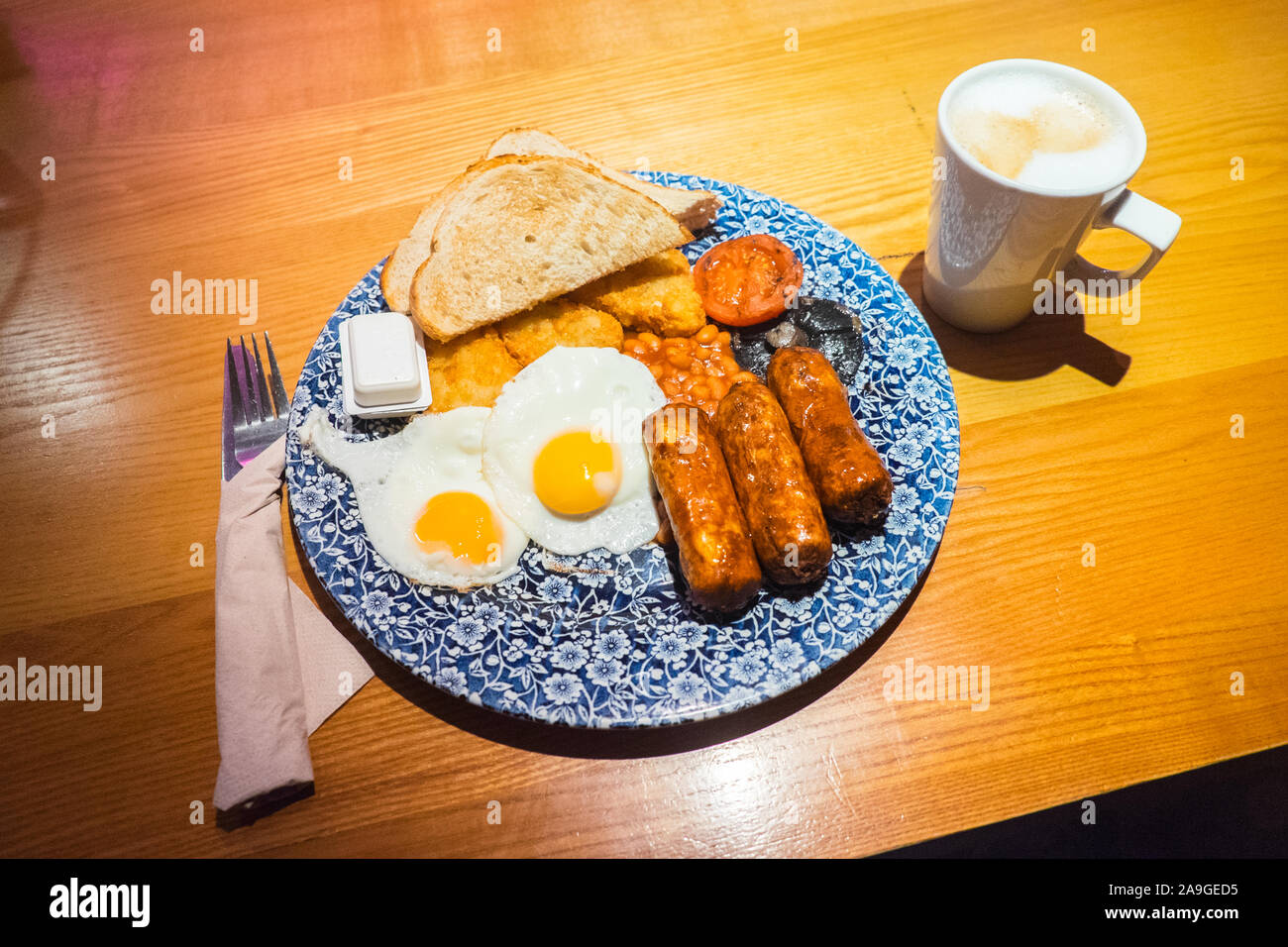 Vegetarische, Frühstück, mit, 2, Eier, und, 3, Quorn, Würstchen, an, in, Wetherspoons, Pub, Bar, Carmarthen, Stadt, Zentrum, Carmarthenshire, Wales, Welsh, GB, Großbritannien, Großbritannien, Stockfoto