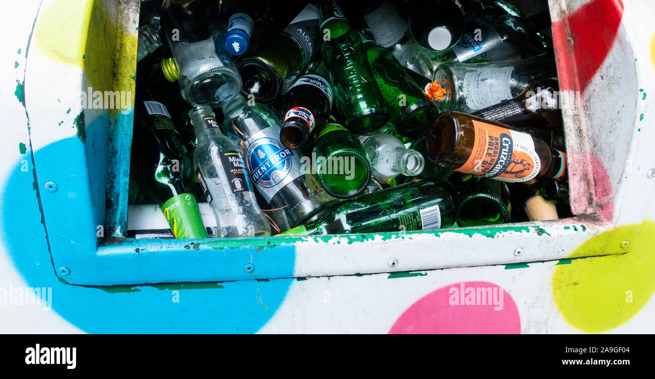 Behälter für das Recycling von Flaschen, Glas in der Straße in Spanien Stockfoto