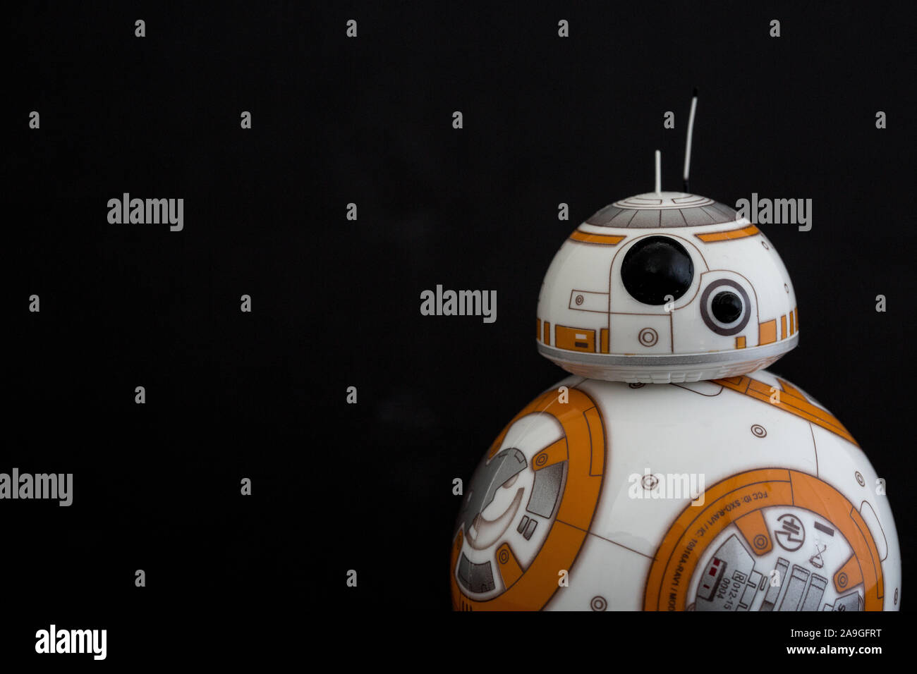 YORK, Großbritannien - 15 November, 2019. Eine Nahaufnahme Bild des BB-8 aus der Star Wars Filme auf einem schwarzen Hintergrund mit Kopie Raum Droid Stockfoto