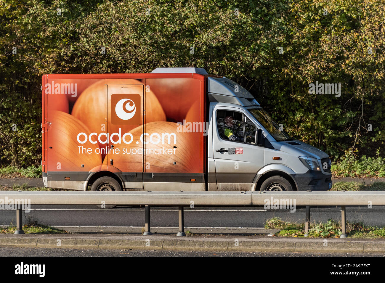 Ocado Lieferwagen (Ocado.com) entlang einer Schnellstraße fahren, Großbritannien Stockfoto