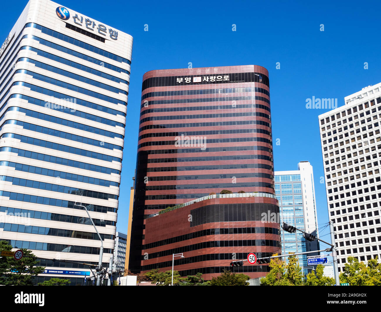 SEOUL, Südkorea - 30. OKTOBER 2019: Wolkenkratzer in Seoul City in der Nähe von Namdaemun-ro-Straße. Besondere Stadt Seoul ist die Hauptstadt und größte Metropole Stockfoto