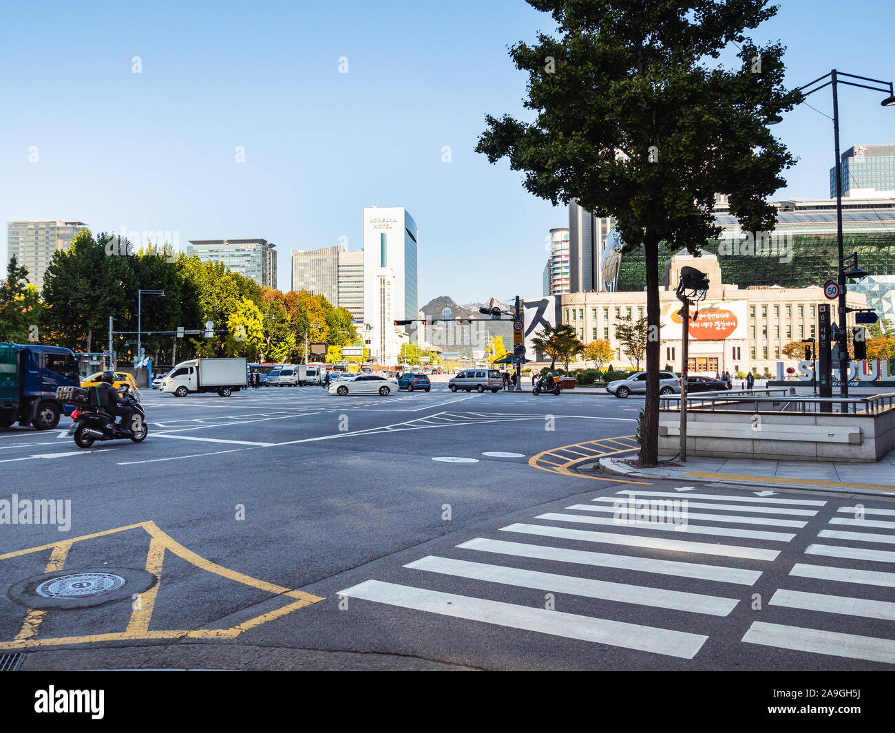 SEOUL, Südkorea - 30. OKTOBER 2019: Auto Verkehr auf Sejong-daero Street in der Nähe der City Hall in Seoul City im Herbst morgen. Seoul besondere Stadt ist die Ca Stockfoto