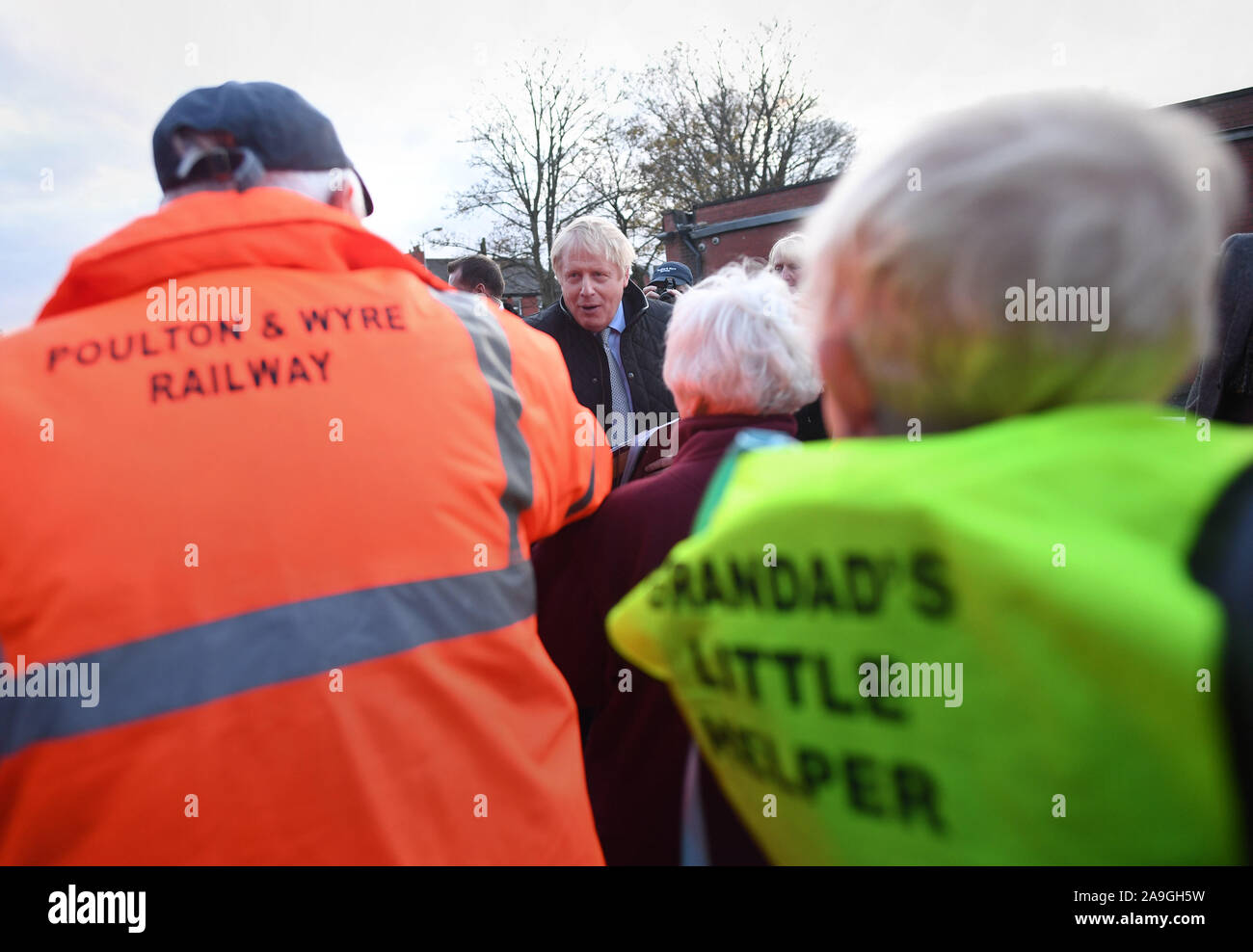 Premierminister Boris Johnson bei einem Besuch in Thornton-Cleveleys Bahnhof während der Wahlkampf. Stockfoto