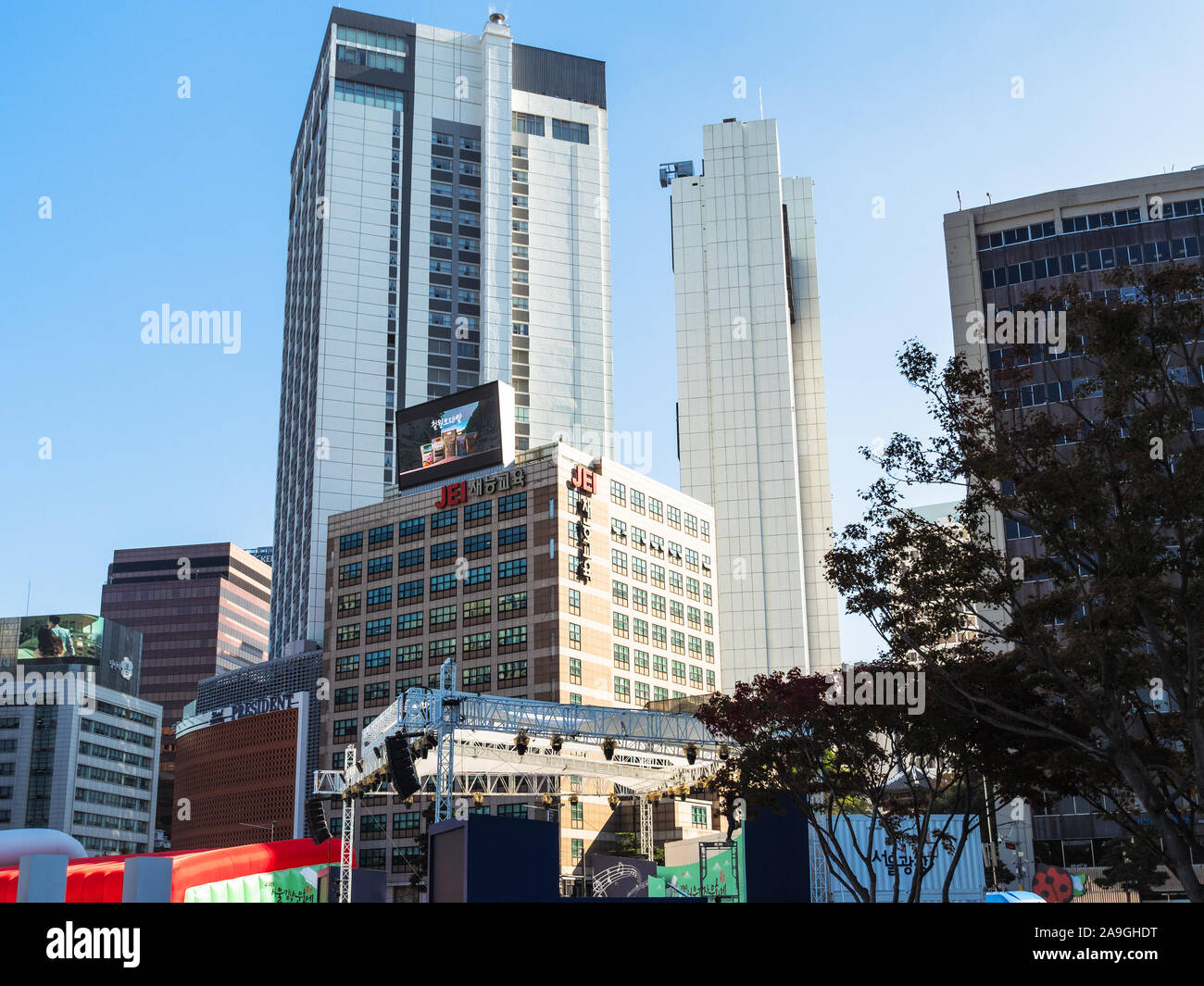 SEOUL, Südkorea - 30. OKTOBER 2019: Wolkenkratzer in Seoul City in der Nähe von Eulji-ro-Straße. Besondere Stadt Seoul ist die Hauptstadt und größte Metropole des Sou Stockfoto