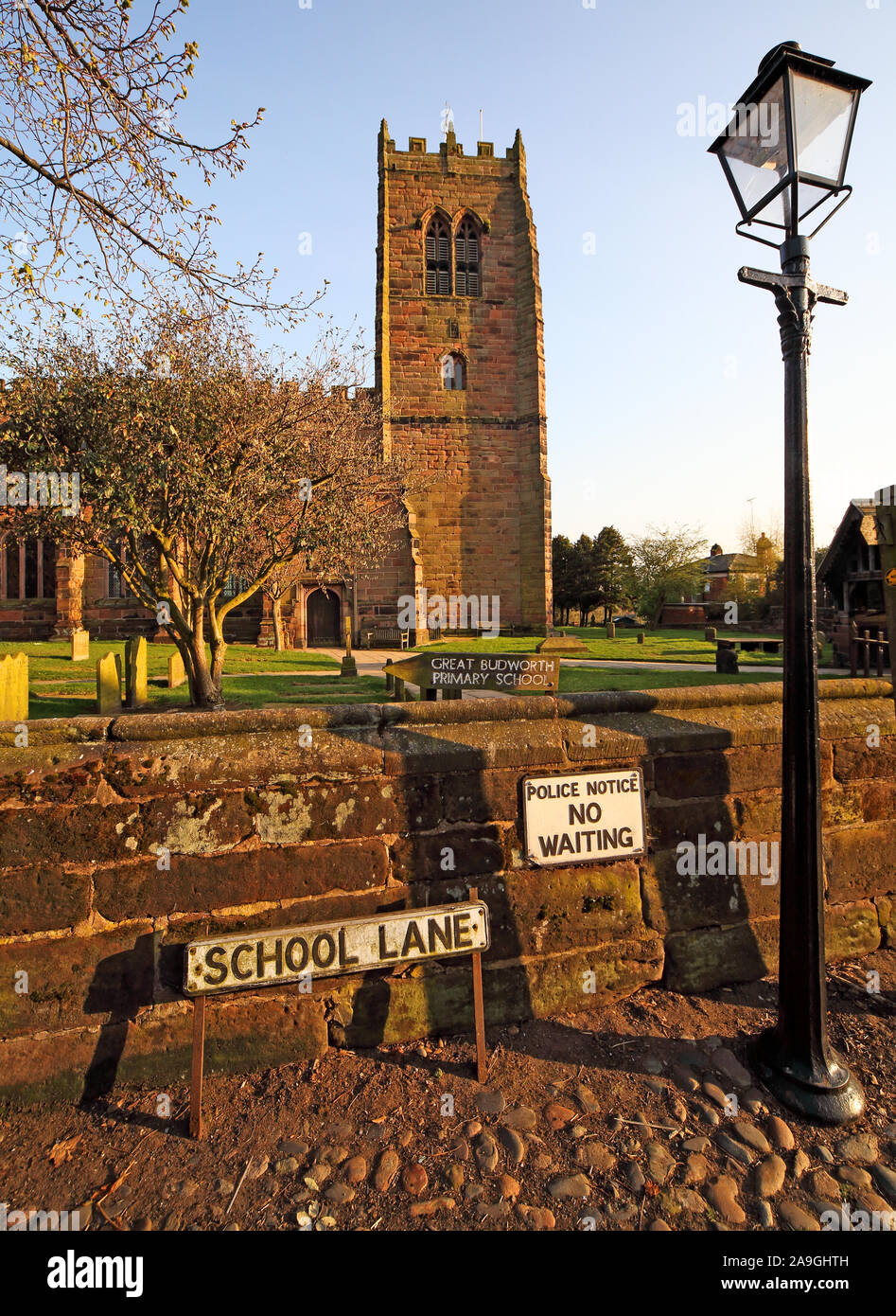 School Lane, Great Budworth, Blick auf die St. Maria und All Saints' Church, High St, Great Budworth, Northwich, Cheshire, England, CW9 6HF Stockfoto