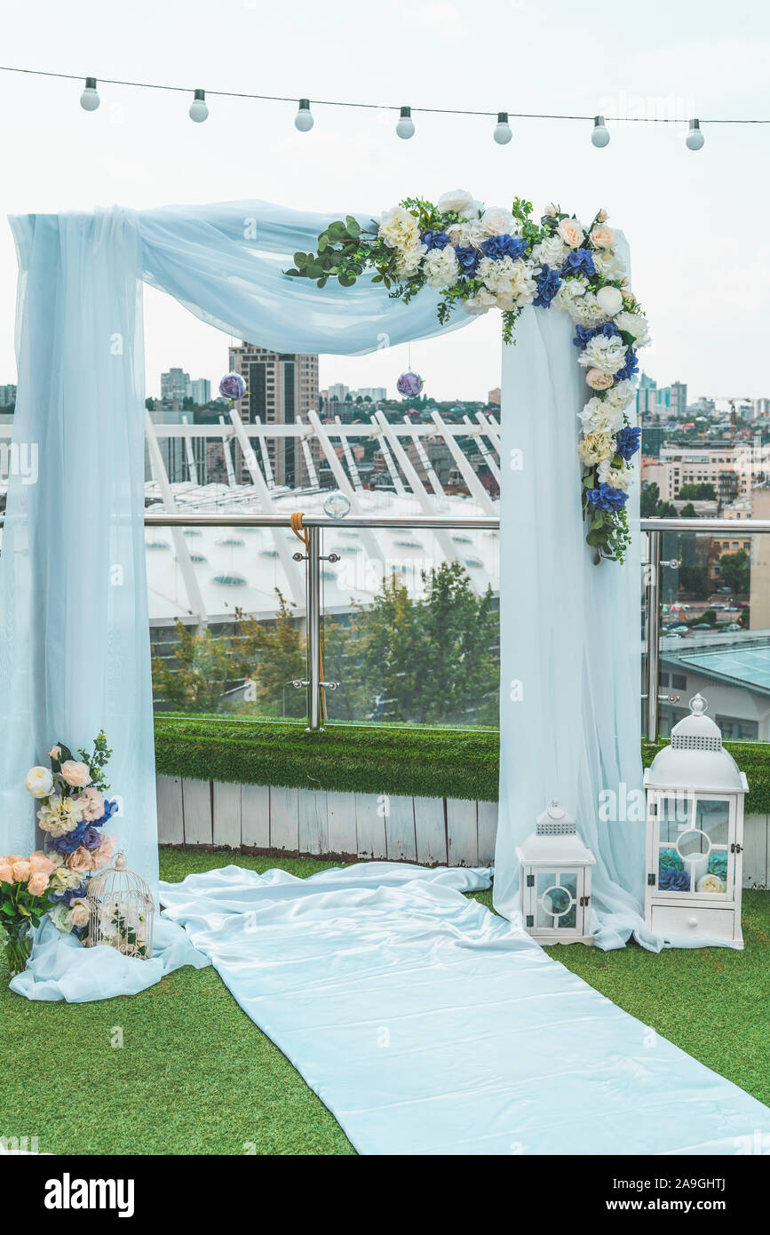 Hochzeit Bogen auf dem Dach in der Mitte des magapolis unter freiem Himmel im Sommer, Kiew, Ukraine Stockfoto