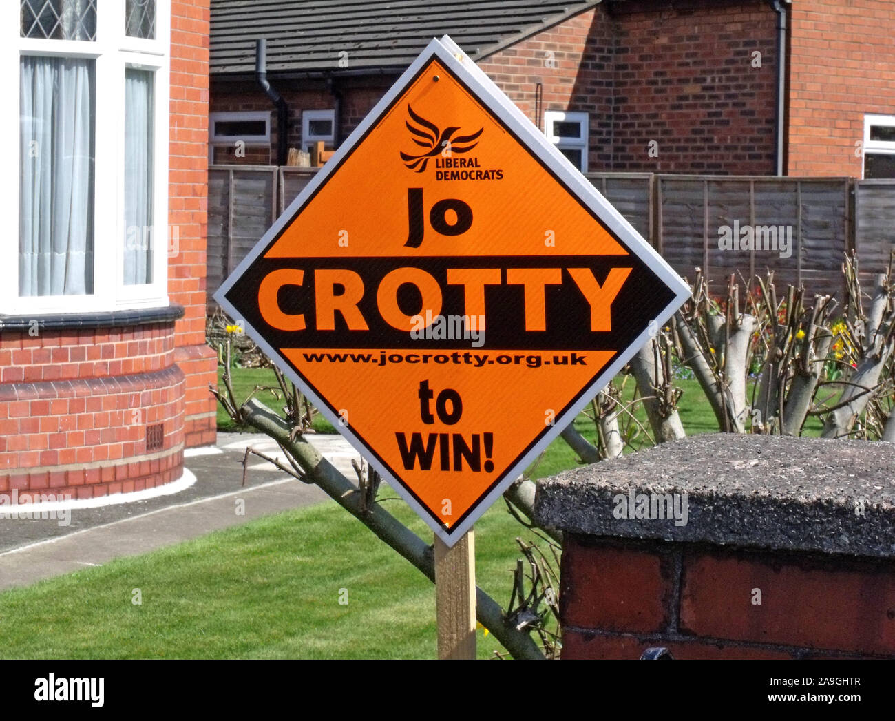 Die Fraktion der Liberalen und Demokratischen Partei Europas hier gewinnen, Orange allgemeine Wahl Diamond unterzeichnen, in einem Garten, Grappenhall, Warrington, Cheshire, England Stockfoto