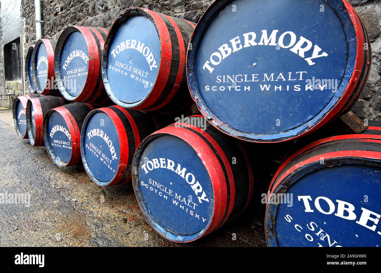 Tobermory und Ledaig Single Malt Scotch Whisky Fässern in einer Brennerei Yard, Isle Of Mull, Westschottland, Großbritannien Stockfoto
