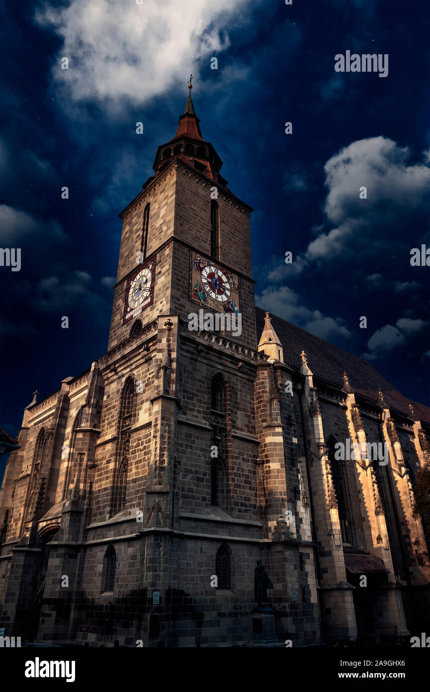 Die schwarze Kirche (Biserica Neagră) Brasov Siebenbürgen Rumänien. Sonnenuntergang Nacht. Clocktower Außenansicht Stockfoto