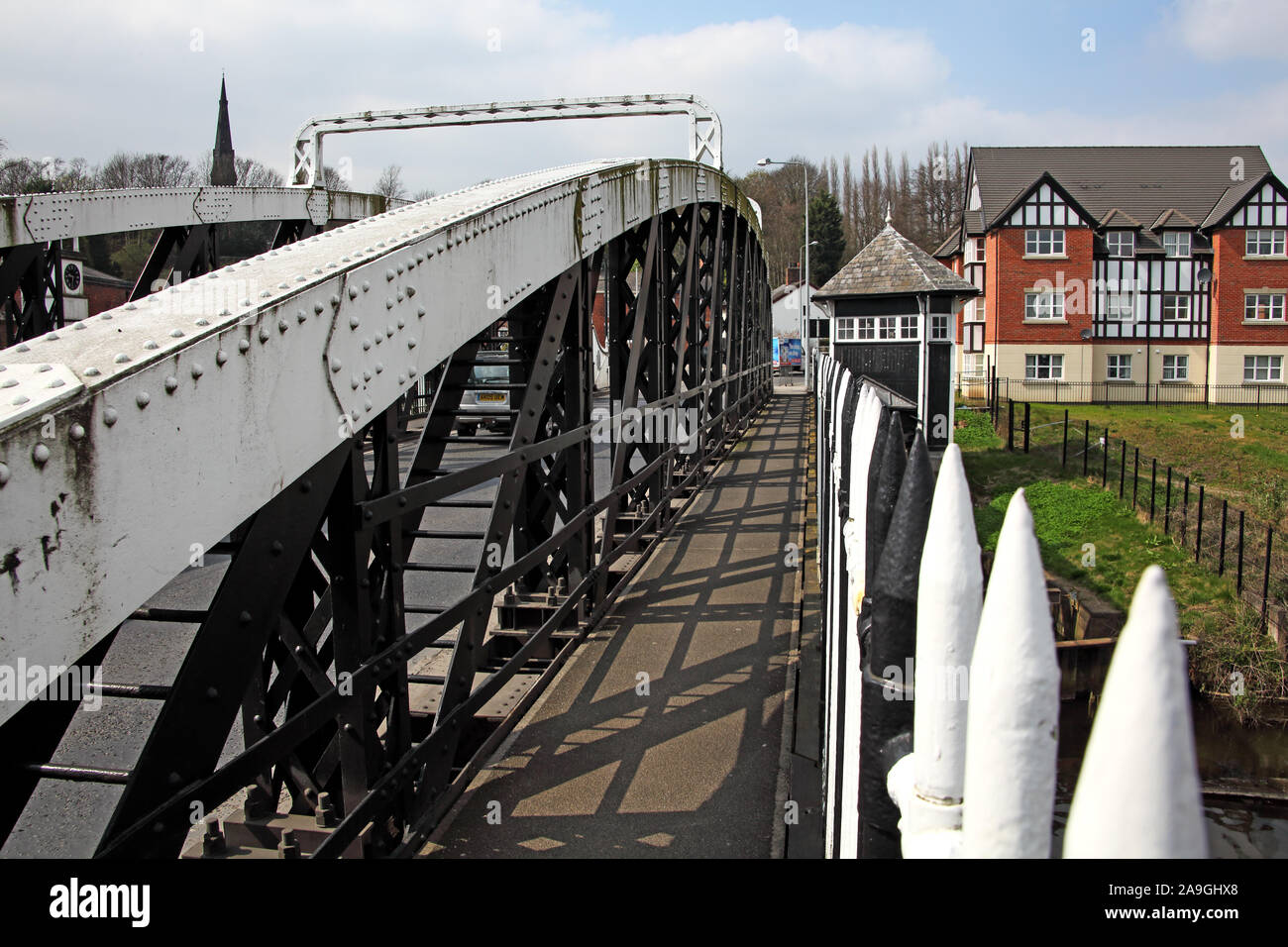Fußweg über Northwich Chester Way South Electric Swing Bridge über den River Weaver, Cheshire, Nordwestengland, Großbritannien, CW8 1AL Stockfoto