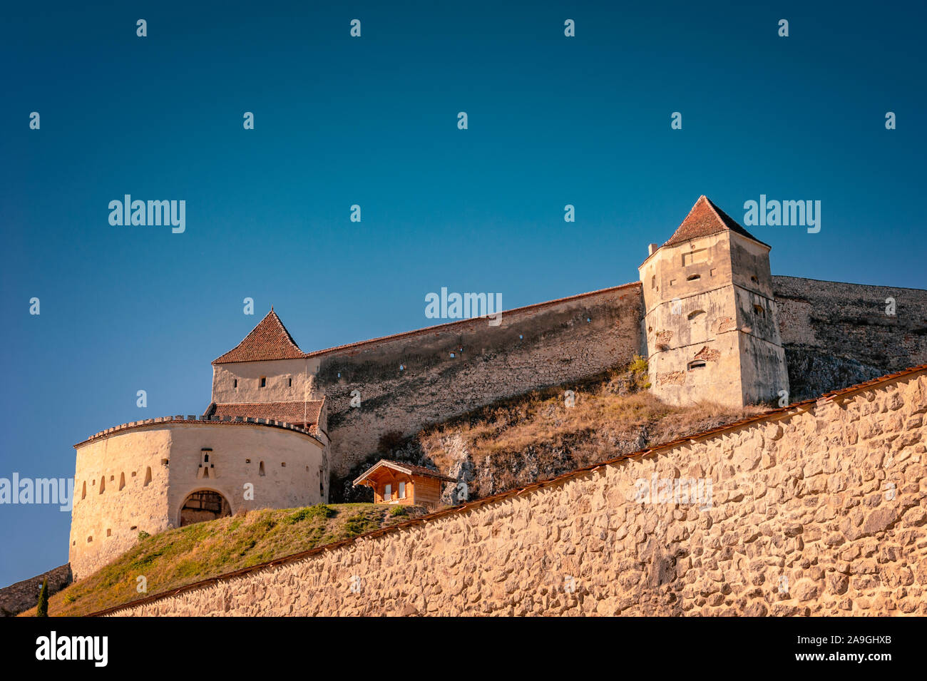 Rasnov Fortress detail, Râșnov Zitadelle, Brasov County, Karpaten, Siebenbürgen, Rumänien. Historische Sächsische Denkmal / Wahrzeichen. Stockfoto