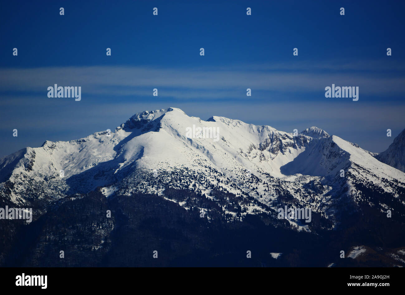 Die schneebedeckten Berge von Alpago in Italien Stockfoto