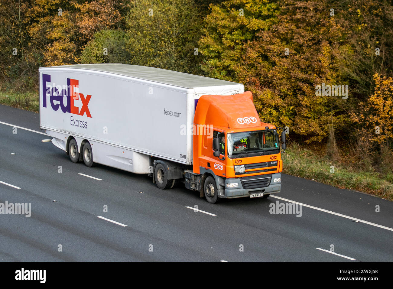 FedEx Express Transport-LKW, Lkw, Transport, Lastwagen, Cargo, DAF CF Fahrzeug, Lieferung, den gewerblichen Verkehr, Industrie, auf der M61 in Chorley, Großbritannien Stockfoto