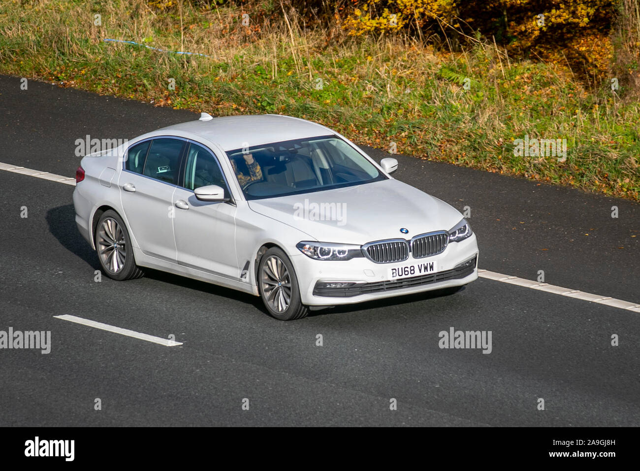 2018 weißen BMW 520D Xdrive SE Auto; Großbritannien Verkehr, Transport, moderne Fahrzeuge, Limousinen, Süd - Auf der 3 Spur M61 Autobahn Autobahn gebunden. Stockfoto