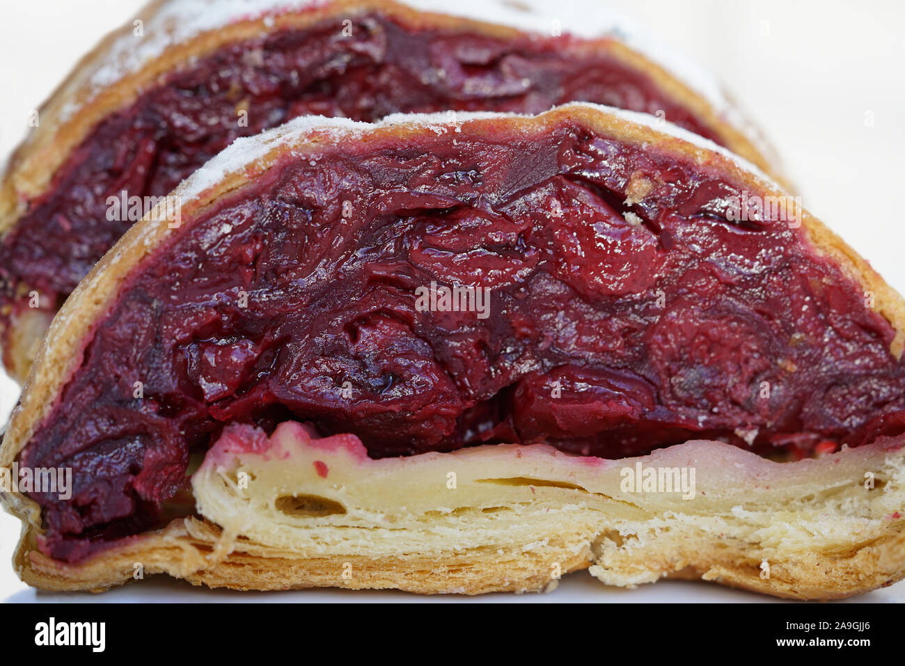 Appetitliche Scheiben von Cherry Strudel ist eine köstliche und leckere Dessert, in der Nähe und auf weißem Hintergrund, isoliert Stockfoto