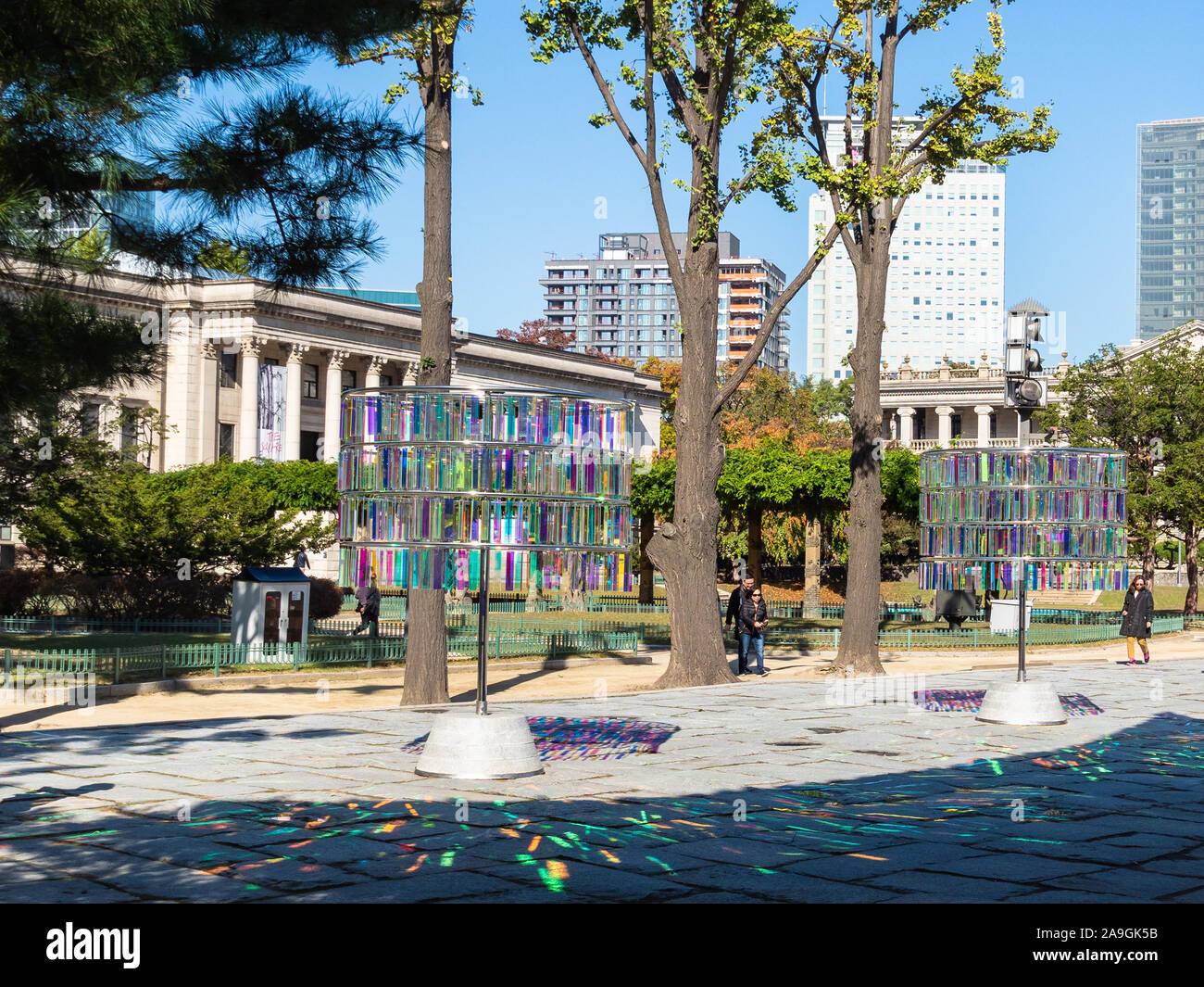 SEOUL, Südkorea - 30. OKTOBER 2019: Besucher auf dekoriert und Seokjojeon Gebäude in Deoksu Palace in Seoul. Dieser Komplex ist einer der fünf Stockfoto