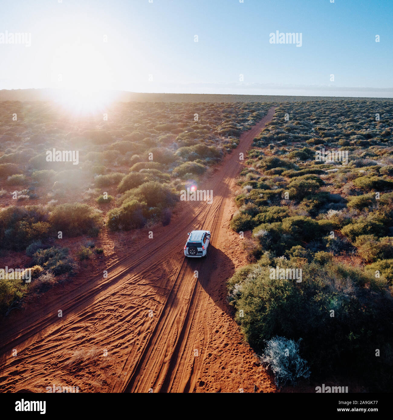 Off road Desert Adventure, Auto und Titel auf Sand im australischen Outback. Stockfoto
