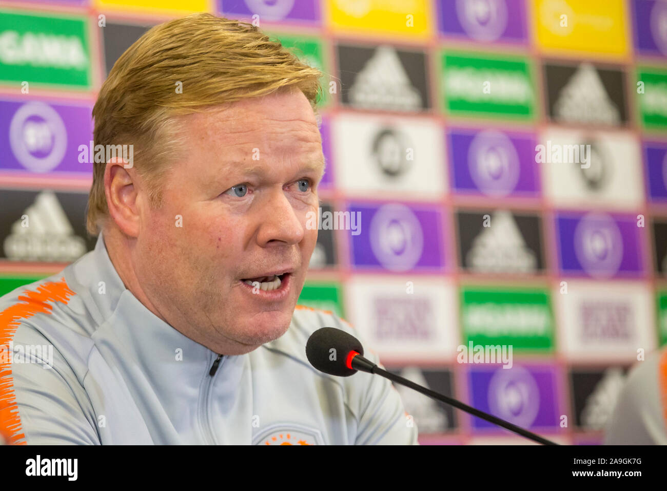 Belfast, Nordirland. 15 Nov, 2019. BELFAST, WIndsor Park, 15-11-2019, Saison 2019/2020, Fußball EM-Qualifikationsspiel. Bei Drücken Sie conferenceNetherlands Trainer Trainer Ronald Koeman auf der Pressekonferenz während des Spiels Holland Züge in Belfast Credit: Pro Schüsse/Alamy leben Nachrichten Stockfoto