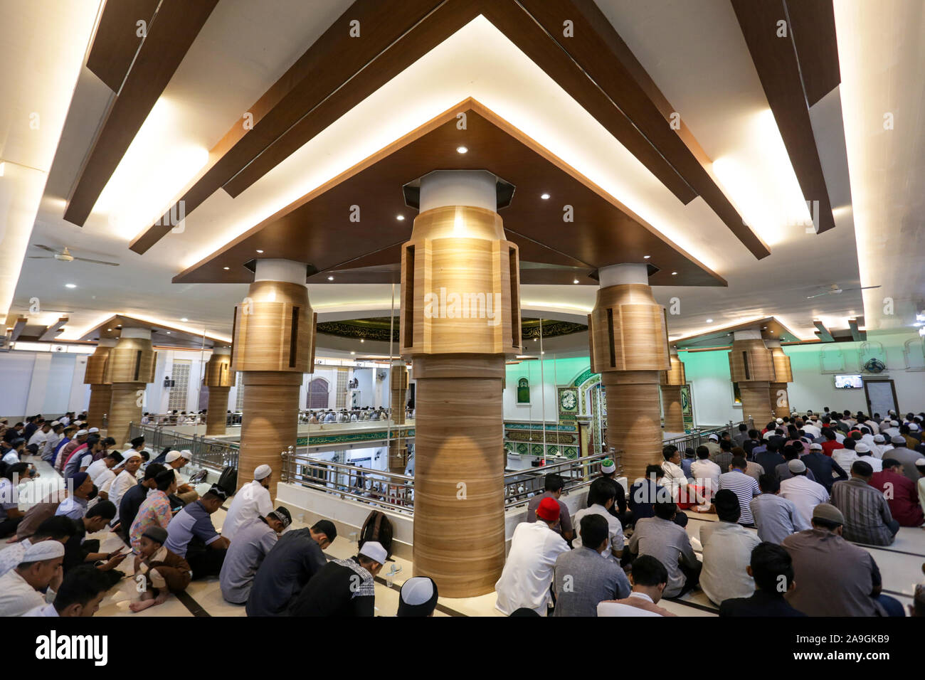 Feier der Gemeinde Gebete in den Oman Moschee oder Al Makmur Grand Mosque, Banda Aceh, Indonesien Stockfoto