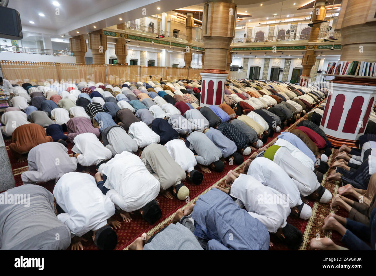 Feier der Gemeinde Gebete in den Oman Moschee oder Al Makmur Grand Mosque, Banda Aceh, Indonesien Stockfoto