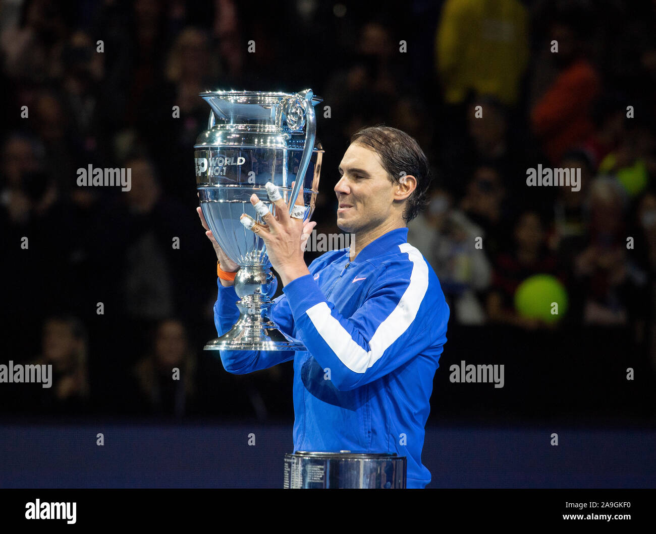 O2, London, UK. 15. November 2019. Rafael Nadal ist mit der ATP Tour 2019 Year-End Anzahl eine Trophäe auf dem Center Court präsentiert nach seinem singles Match mit Tsitsipas. Credit: Malcolm Park/Alamy Leben Nachrichten. Stockfoto