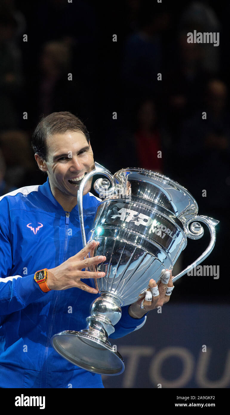 O2, London, UK. 15. November 2019. Rafael Nadal ist mit der ATP Tour 2019 Year-End Anzahl eine Trophäe auf dem Center Court präsentiert nach seinem singles Match mit Tsitsipas. Credit: Malcolm Park/Alamy Leben Nachrichten. Stockfoto