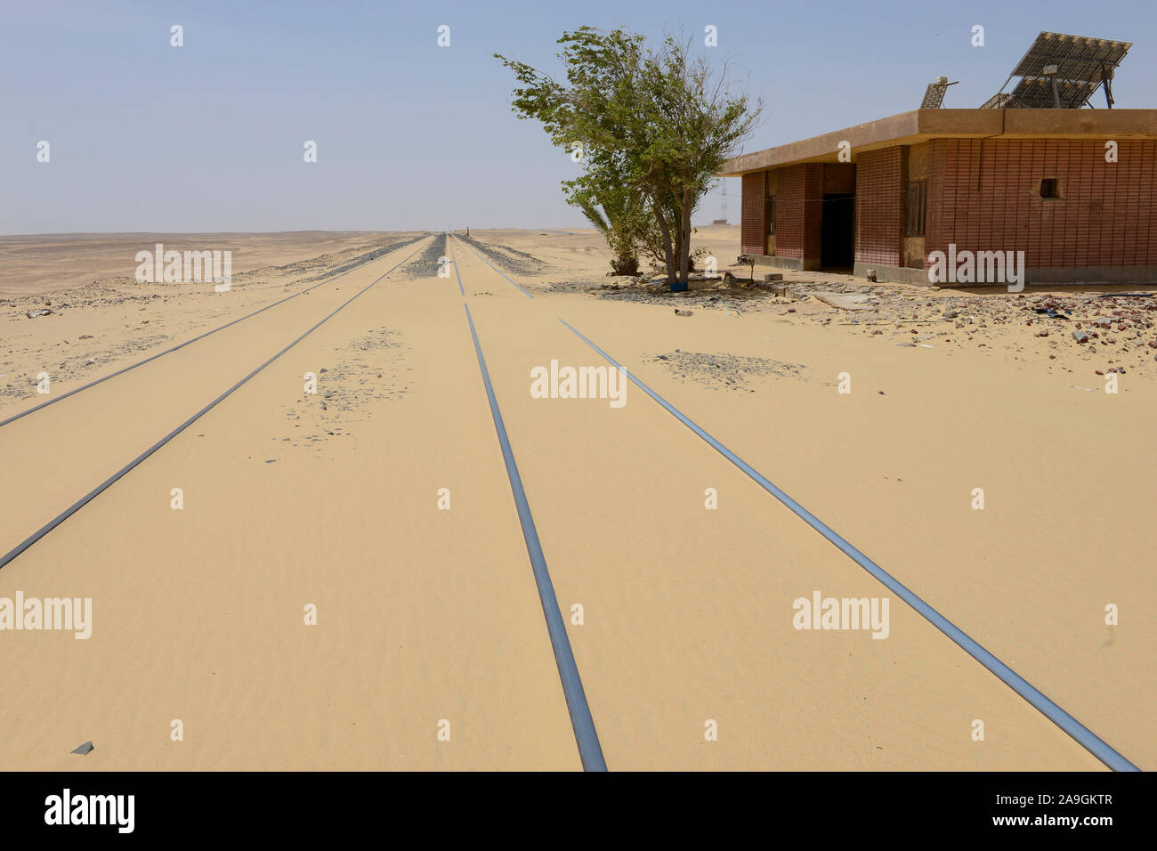 Ägypten, Western Desert, Bahnstrecke Kairo zu Oase Bahariya, für Eisenerz Transport verwendet, Bahnhof in der Mitte von Nirgendwo Stockfoto