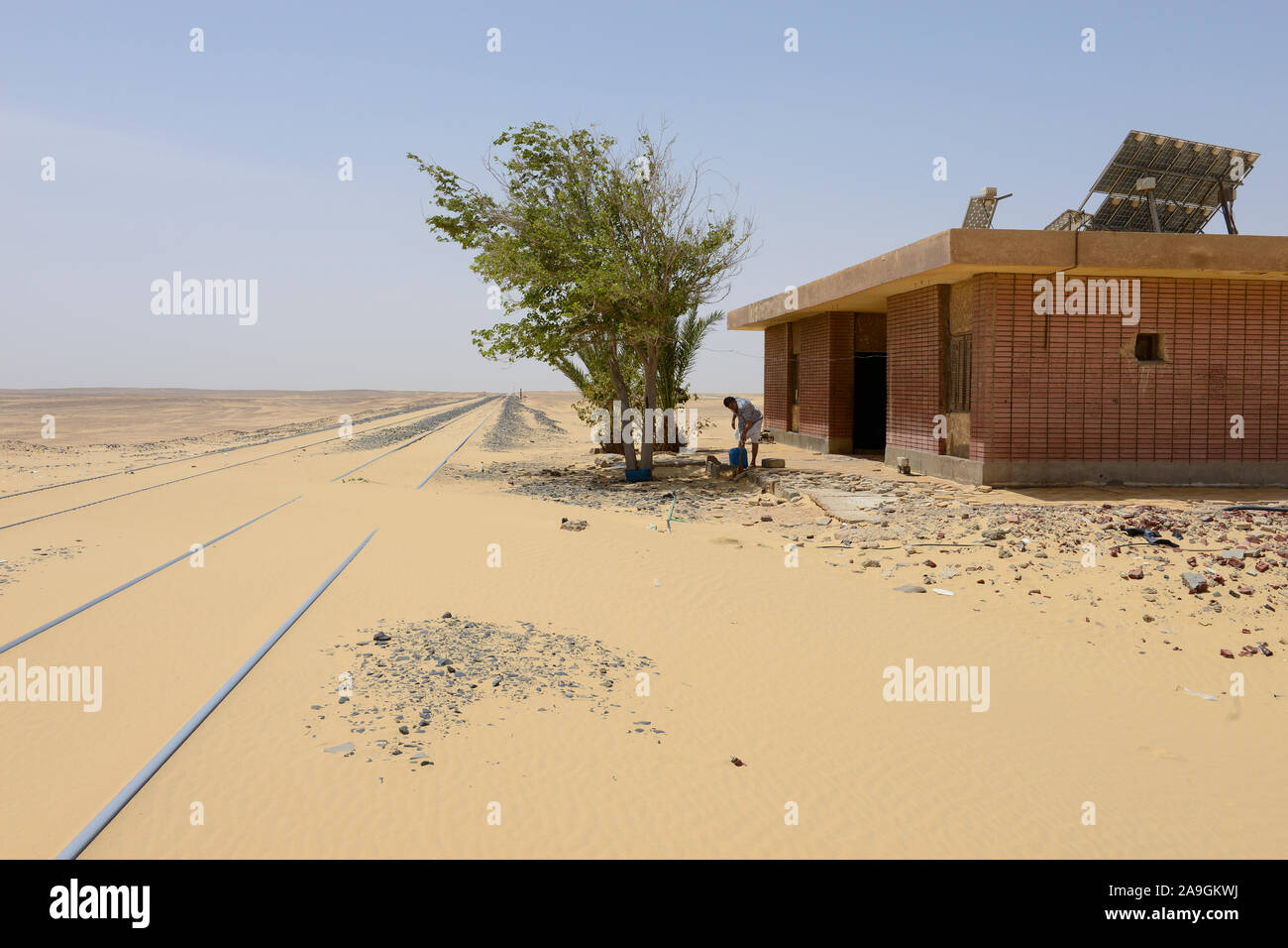 Ägypten, Western Desert, Bahnstrecke Kairo zu Oase Bahariya, für Eisenerz Transport verwendet, Bahnhof in der Mitte von Nirgendwo Stockfoto