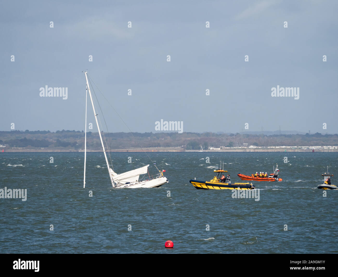 Untergang der sunk gescheitert Bavaria 40 aus Cowes Knurrhahn bay Solent RNLI Teilnahme, Bergung ruder Verlust Pause Stockfoto