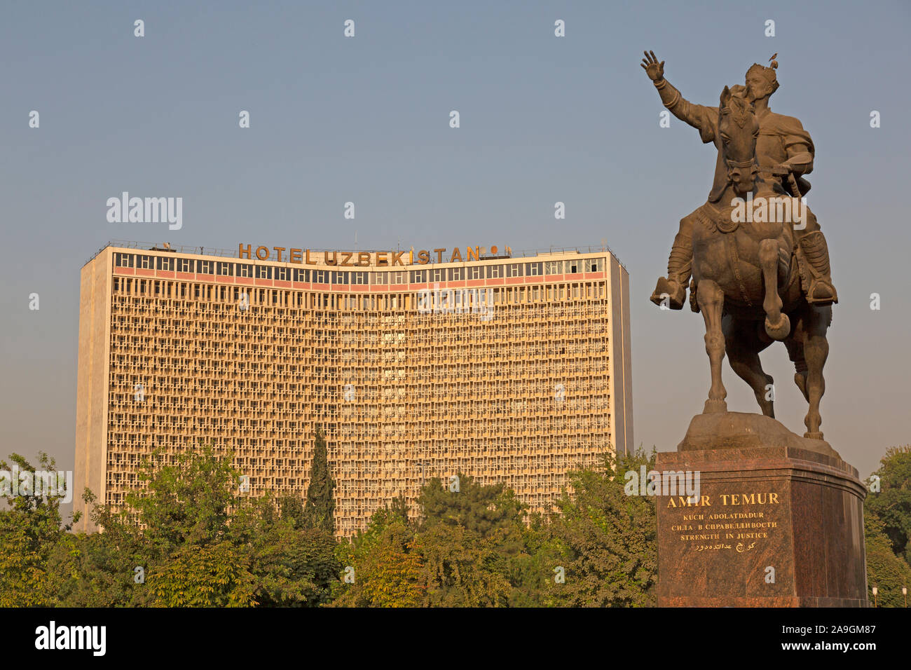 Amir Timur Platz. Die Statue von Amir Timur vor dem Hotel Usbekistan in Taschkent, Usbekistan. Stockfoto