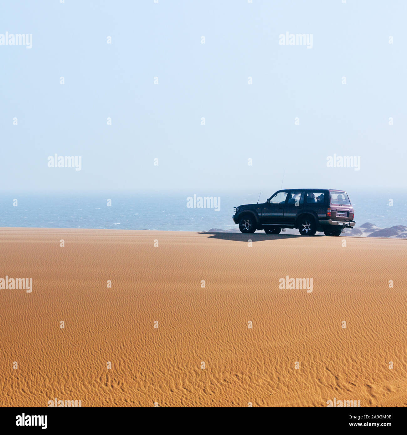 Off road Desert Adventure, Auto und Titel auf Sand. Stockfoto