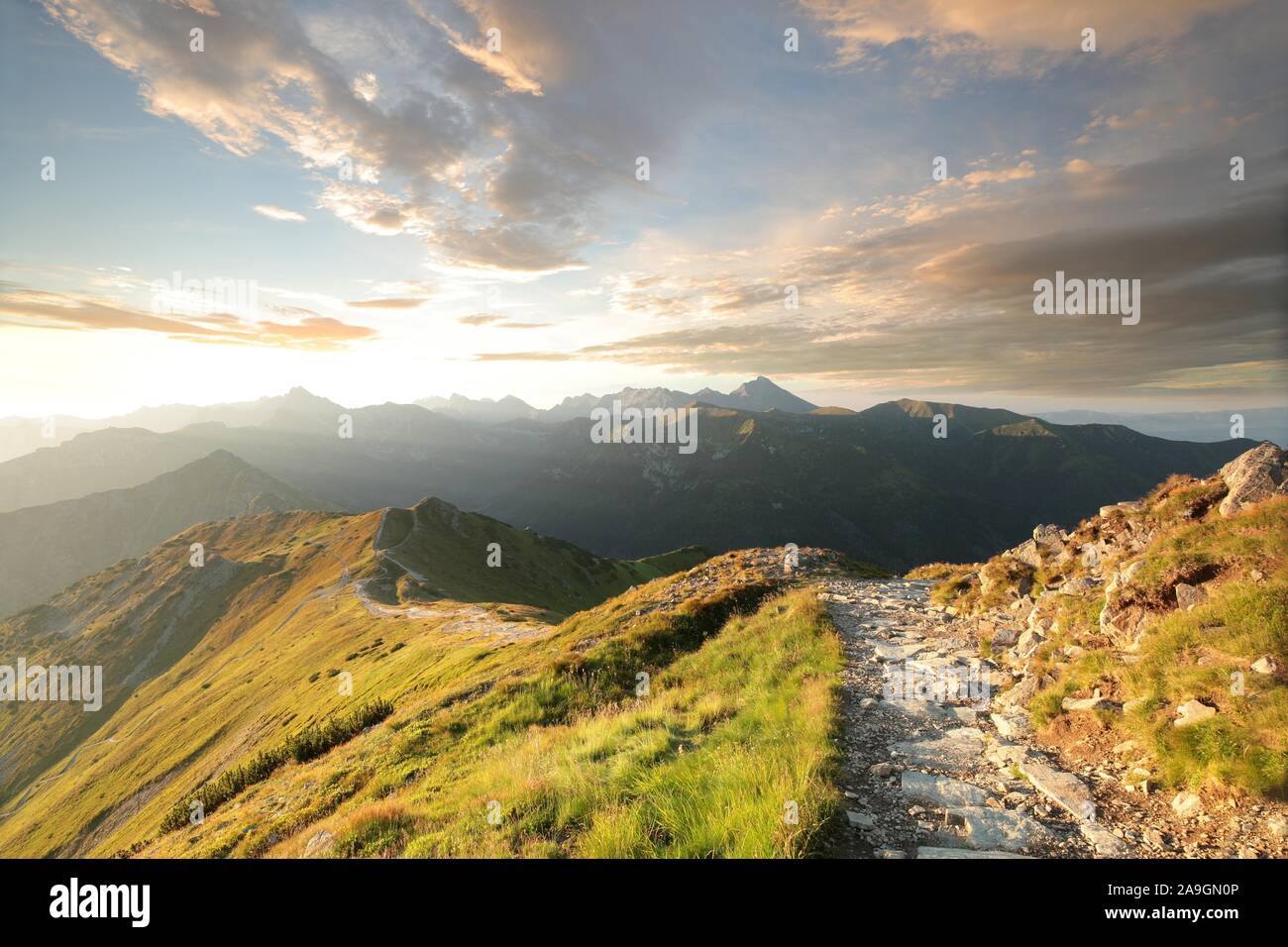 Trail unter den Gipfeln in den Bergen der Hohen Tatra in der Morgendämmerung. Die Tatra sind die 