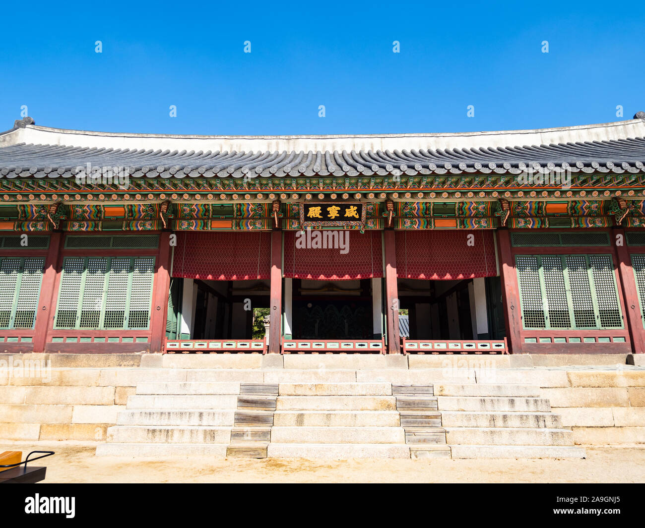 SEOUL, Südkorea - 30. OKTOBER 2019: Fassade des Gebäudes in Deoksugung (Deoksu Palace) in Seoul. Dieser Komplex ist eine der fünf großen Paläste gebaut Stockfoto