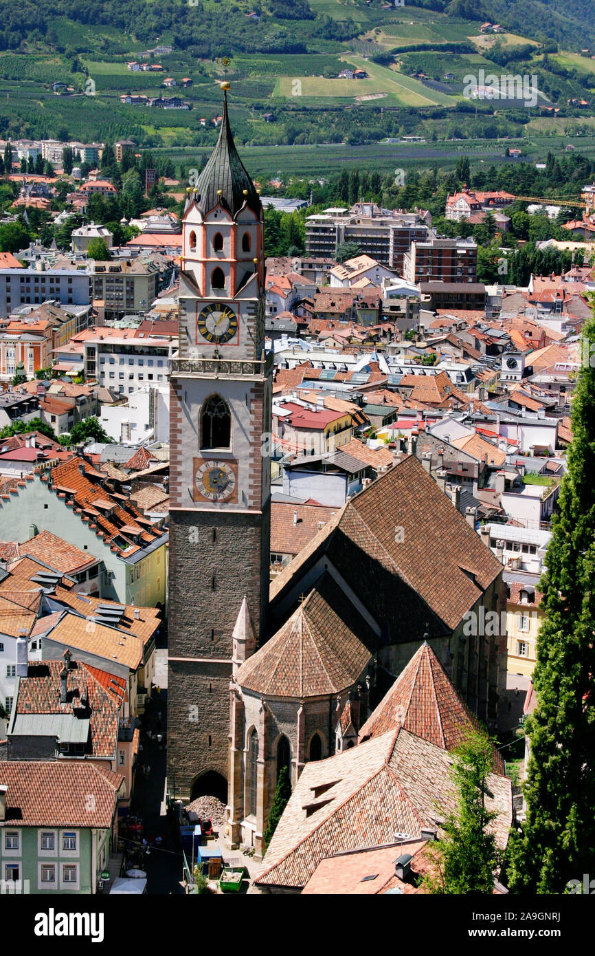 Stadtpfarrkirche zun Heiligen Nikolaus in Meran in italienischer Sprache Stockfoto