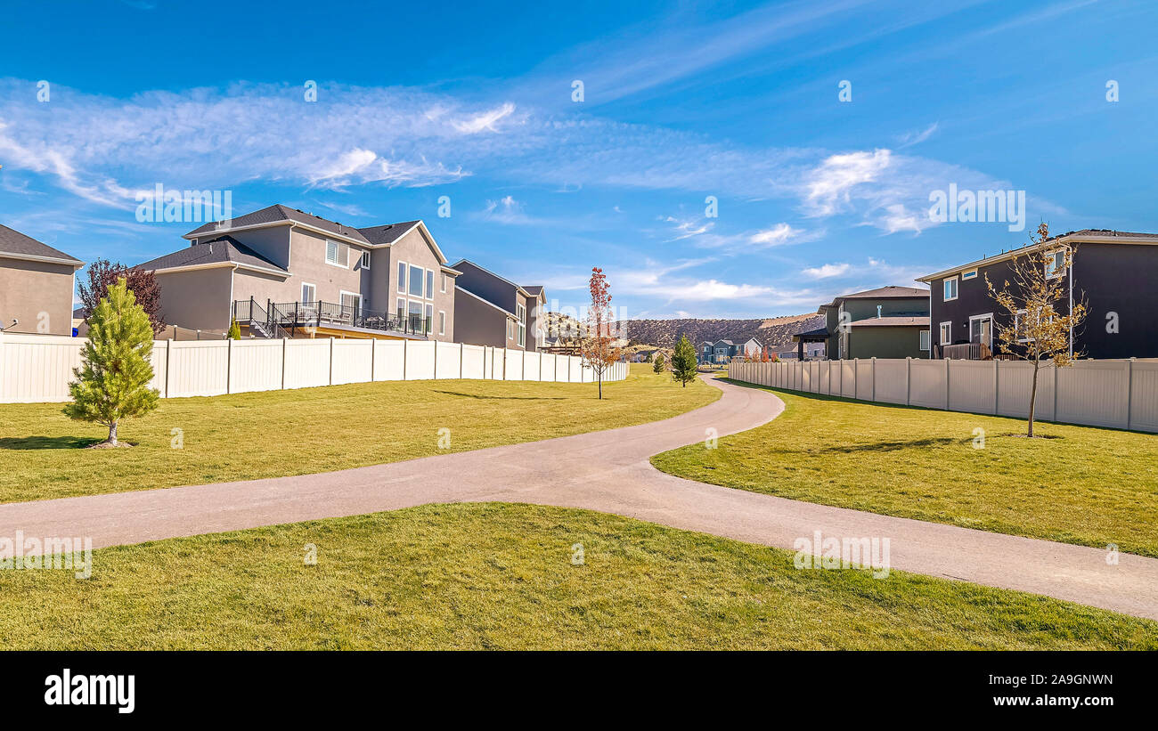 Panorama konvergierenden Gabel in einen Fußgängerweg bei Tag Stockfoto