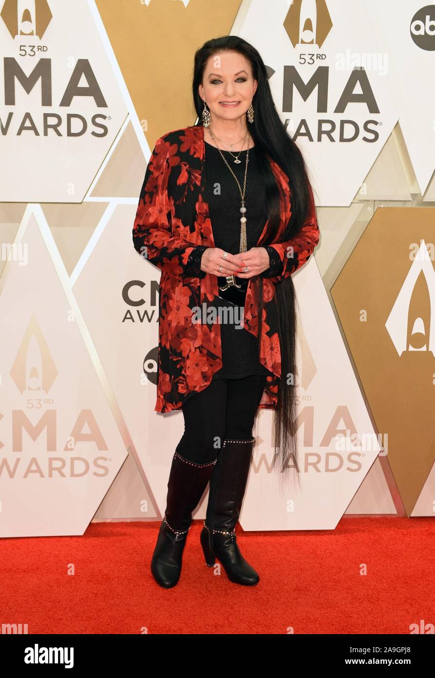 Nashville, TN, USA. 13 Nov, 2019. Crystal Gayle in der Ankunftshalle auf der 53. jährlichen CMA Awards - Ankünfte 2, Bridgestone, Arena, Nashville, TN 13. November 2019. Credit: Derek Sturm/Everett Collection/Alamy leben Nachrichten Stockfoto