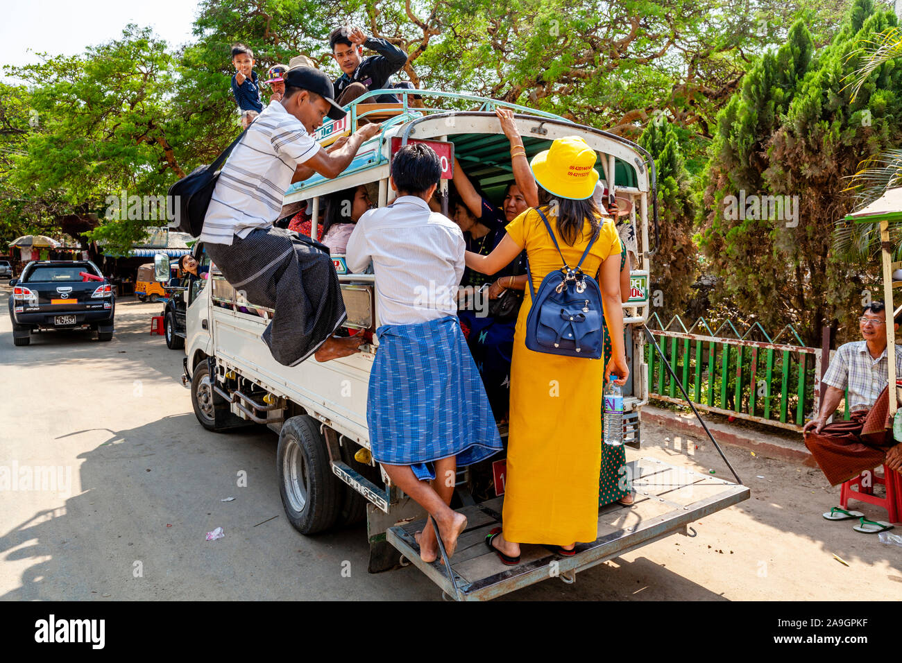 Birmanischen Volkes Aufstieg an Bord eines Lkw, Mandalay, Myanmar. Stockfoto
