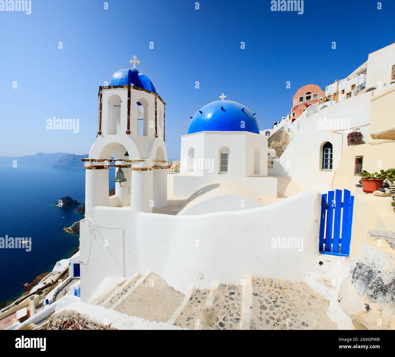 Klassische griechischen Stil Kirche in der traditionellen weiflen und blauen Dorf Oia auf Santorini Stockfoto