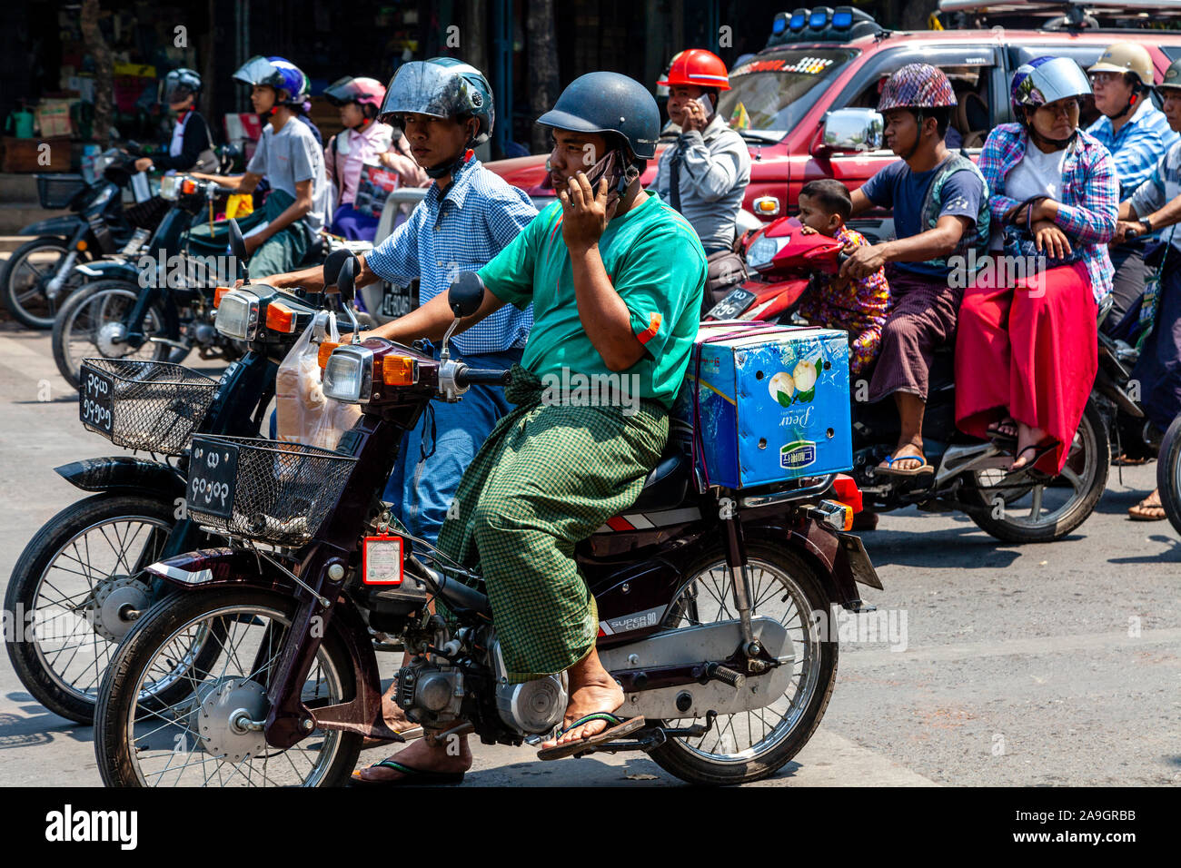 Der Verkehr auf den Straßen von Mandalay, Mandalay, Myanmar. Stockfoto