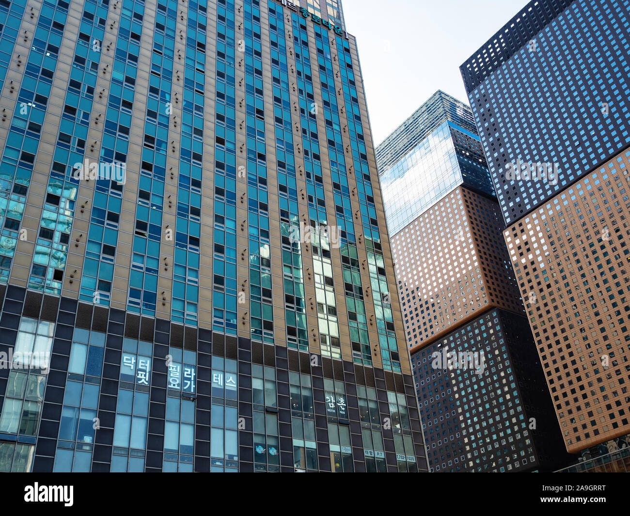 SEOUL, Südkorea - 30. OKTOBER 2019: moderne Wolkenkratzer in Jongno Bezirk der Stadt Seoul. Besondere Stadt Seoul ist die Hauptstadt und größte Metropole o Stockfoto