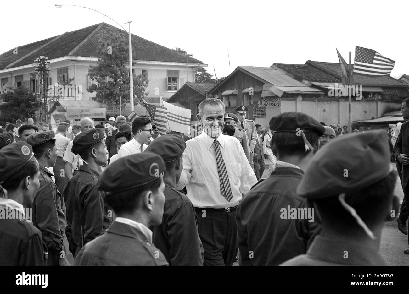 Us-Vizepräsident Lyndon Johnson Ansehen unter vietnamesischen Soldaten während des Besuchs, Saigon, Südvietnam, Foto von Thomas J. O'Halloran, Mai 1961 Stockfoto