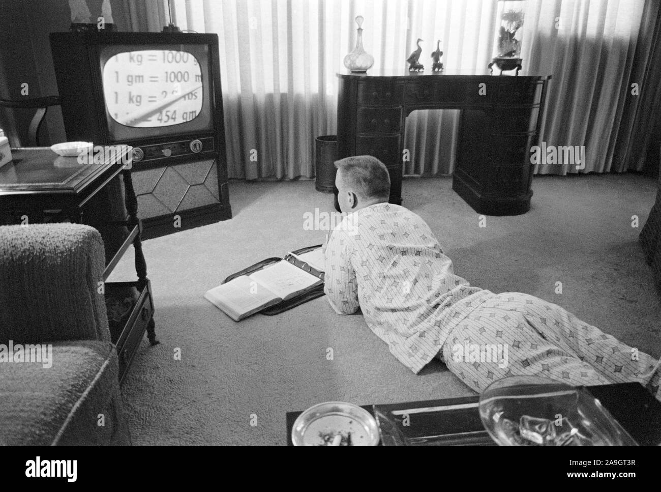 Pyjama gekleidete junge Gebildet, über das Fernsehen während der Periode, die Schulen geschlossen, damit die Integration zu vermeiden Waren, Little Rock, Arkansas, USA, Foto: Thomas J. O'Halloran, September 1958 Stockfoto