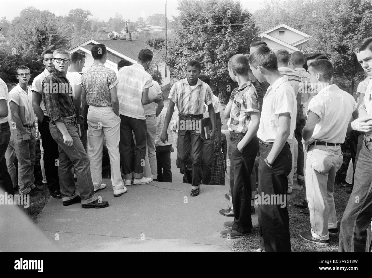 African American Boy zu Fuß durch die Menge der weißen Jungen während der Zeit der Gewalt im Zusammenhang mit der schulischen Integration, Clinton, Tennessee, USA, Foto: Thomas J. O'Halloran, September 1956 Stockfoto