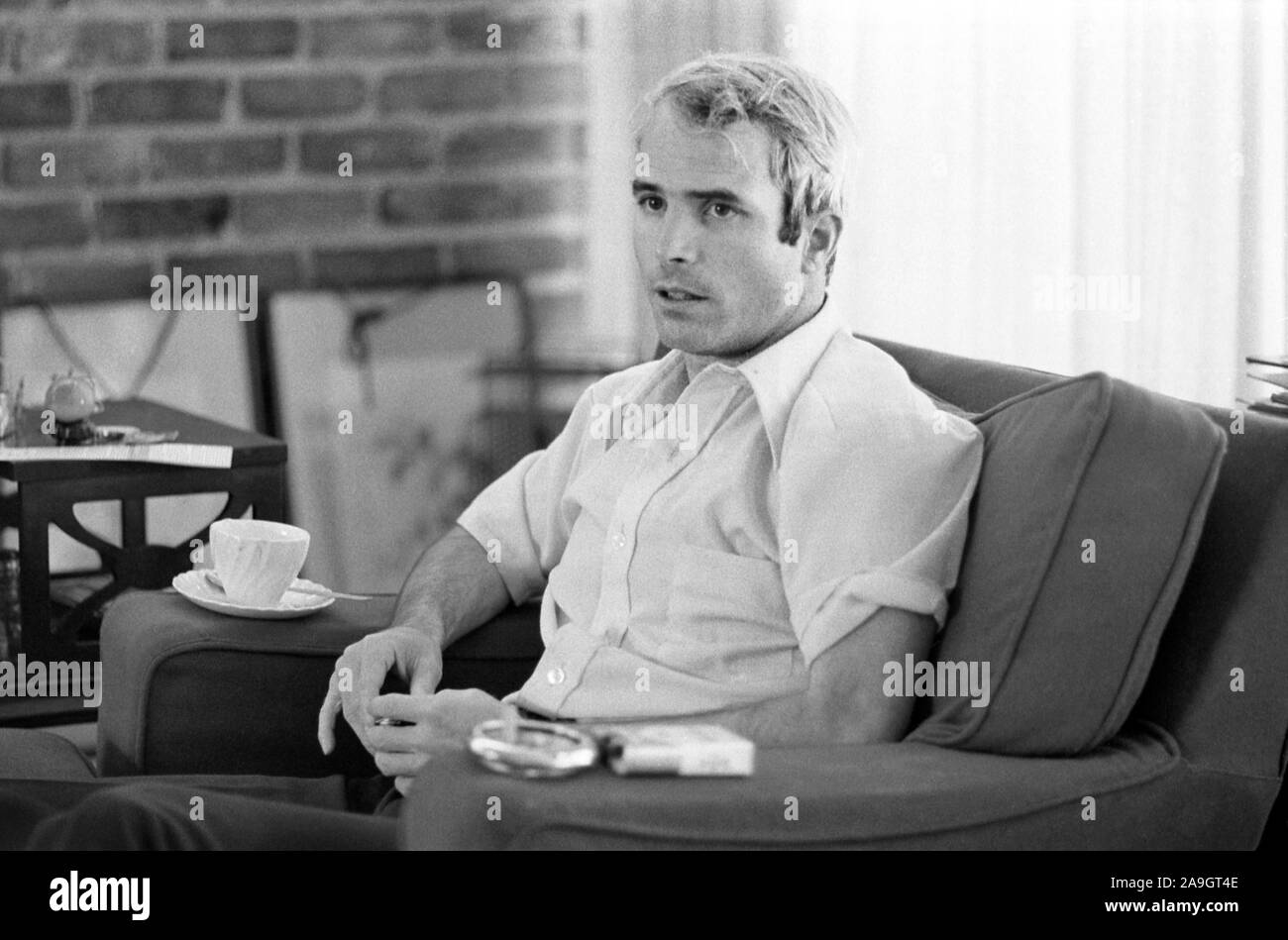 Interview mit Lieutenant Commander John S. McCain, Vietnam POW, Foto von Thomas J. O'Halloran, April 1973 Stockfoto