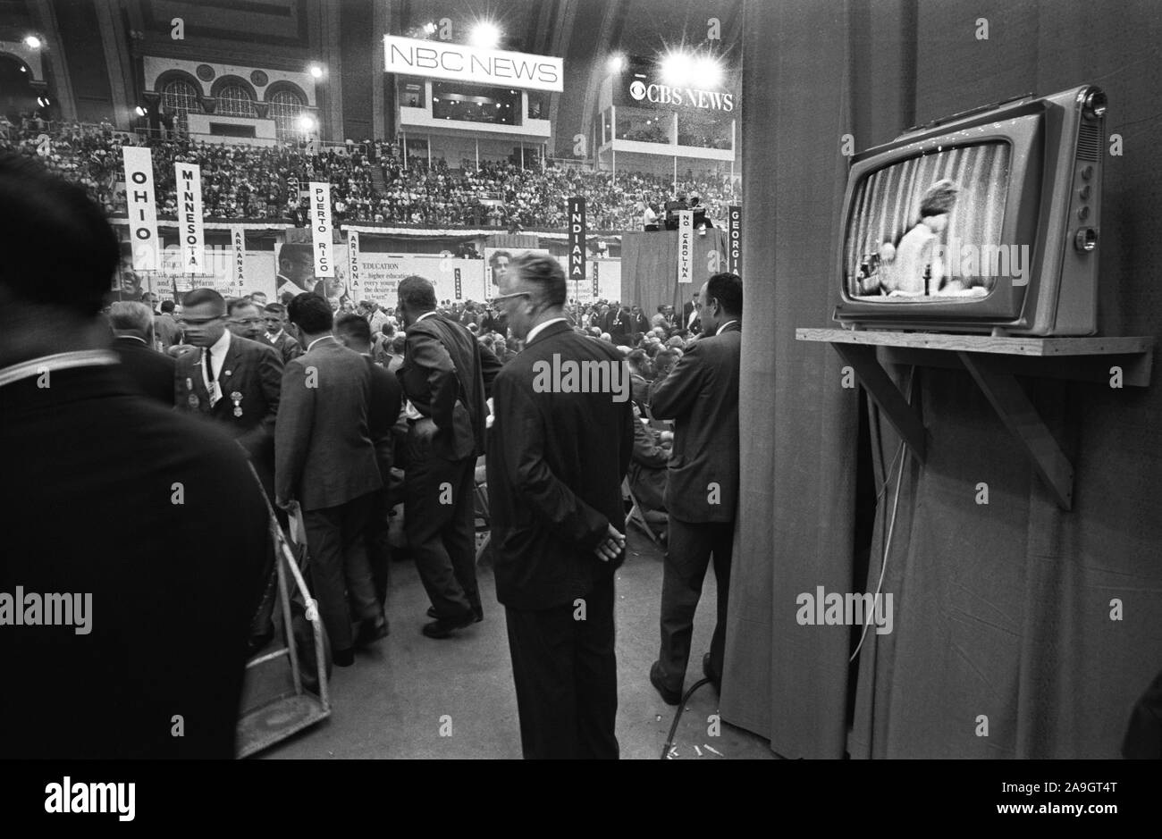 Die Delegierten mit Zeichen und einem TV-Bildschirm Democratic National Convention, Boardwalk Hall, Atlantic City, New Jersey, USA, Foto: Thomas J. O'Halloran, August 1964 Stockfoto