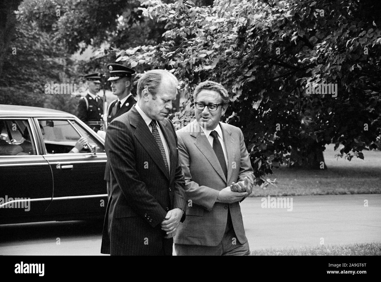 Us-Präsident Gerald Ford und Außenminister Henry Kissinger, unterhalten, auf dem Gelände des Weißen Hauses, Washington, D.C., USA, Foto: Thomas J. O'Halloran, 16. August 1974 Stockfoto
