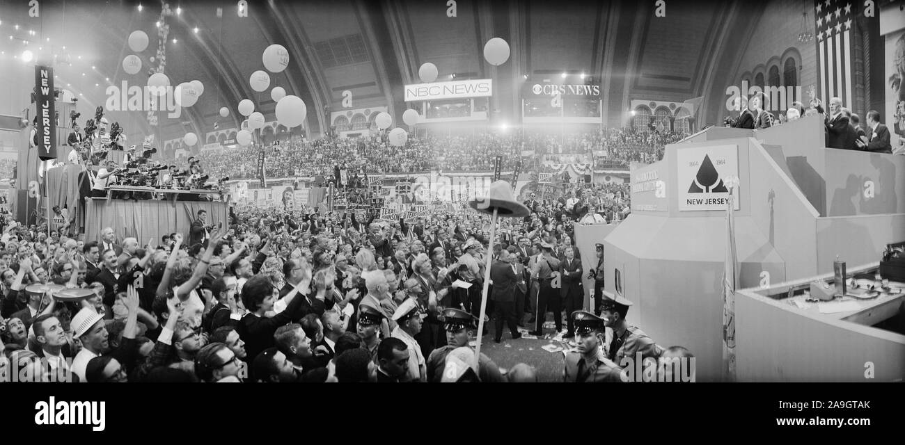 Us-Präsident Lyndon Johnson bei Podium während der Democratic National Convention, Boardwalk Hall, Atlantic City, New Jersey, USA, Fotograf Thomas J. O'Halloran, Warren K. Leffler, 26. August 1964 Stockfoto