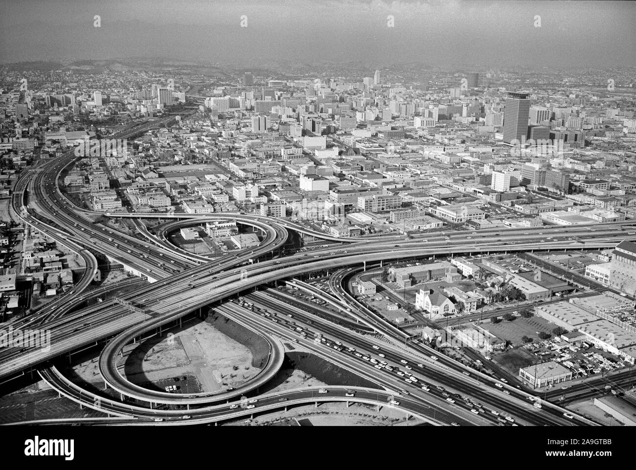 Hohe Betrachtungswinkel von Los Angeles, Kalifornien, USA, der Autobahnen 10 und 110 im Vordergrund, Stadtbild im Hintergrund, Foto von Thomas J. O'Halloran, Juli 1965 Stockfoto