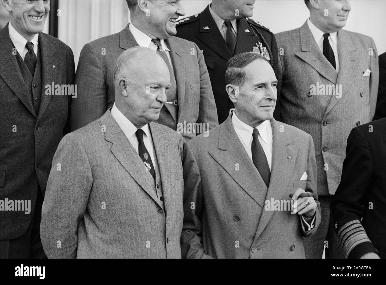 Us-Präsident Dwight Eisenhower mit General Douglas MacArthur, halber Länge Portrait, Washington, D.C., USA, Foto: Thomas J. O'Halloran, 1956 Stockfoto