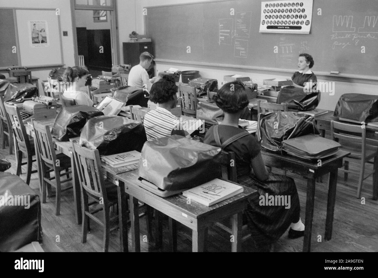 Integrierte Klassenzimmer zeigt leere Sitze während der Zeit der Gewalt im Zusammenhang mit der schulischen Integration, Clinton, Tennessee, USA, Foto: Thomas J. O'Halloran, September 1956 Stockfoto
